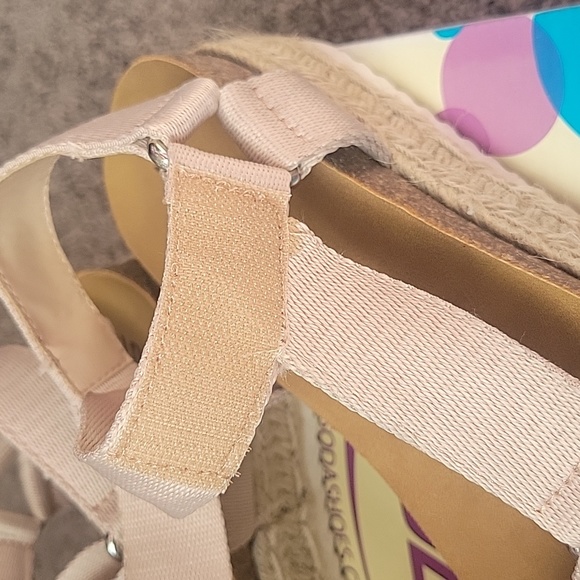 Sandel - Picture 5 of 8